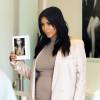Kim Kardashian, enceinte et en séance de dédicaces de son "Selfish" dans la boutique DASH. Los Angeles, le 6 août 2015.
