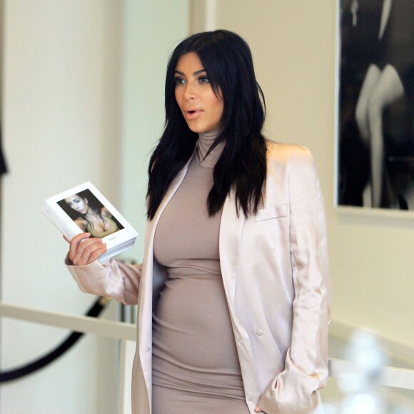 Kim Kardashian, enceinte et en séance de dédicaces de son "Selfish" dans la boutique DASH. Los Angeles, le 6 août 2015.