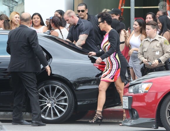 Kris Jenner quitte la boutique DASH à l'issue de la séance de dédicaces de Kim Kardashian. Beverly Hills, le 6 août 2015.