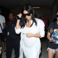 Kim Kardashian, enceinte, arrive à l'aéroport LAX de Los Angeles en provenance de la Nouvelle-Orléans. Le 4 août 2015.