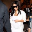 Kim Kardashian, enceinte, arrive à l'aéroport LAX de Los Angeles en provenance de la Nouvelle-Orléans. Le 4 août 2015.