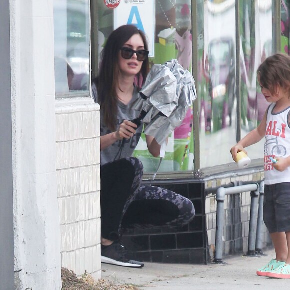 Megan Fox emmène ses enfants Noah et Bodhi à la crèche à Los Angeles, le 6 aout 2015 