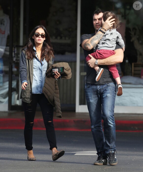 Exclusif - Megan Fox et son mari Brian Austin Green se promènent avec leur fils Noah à Bel Air, le 15 décembre 2014. 