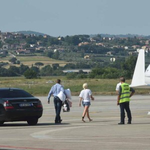 Lady Gaga prend un jet privé au départ de Pérouse en Italie, le 15 juillet 2015