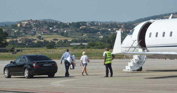 Lady Gaga prend un jet privé au départ de Pérouse en Italie, le 15 juillet 2015