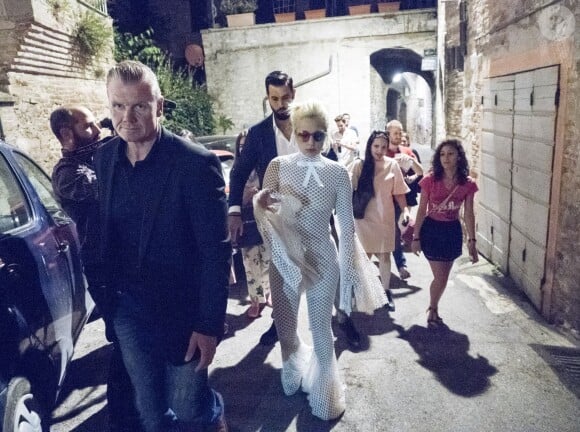 Lady Gaga quitte un restaurant avec ses bodyguard à Peruglia le 13 juillet 2015. 