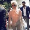 Lady Gaga quitte un restaurant avec ses bodyguard à Peruglia le 13 juillet 2015.