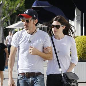 Jennifer Carpenter se promène avec son fiancé Seth Avett dans les rues de West Hollywood, le samedi 8 août 2015.