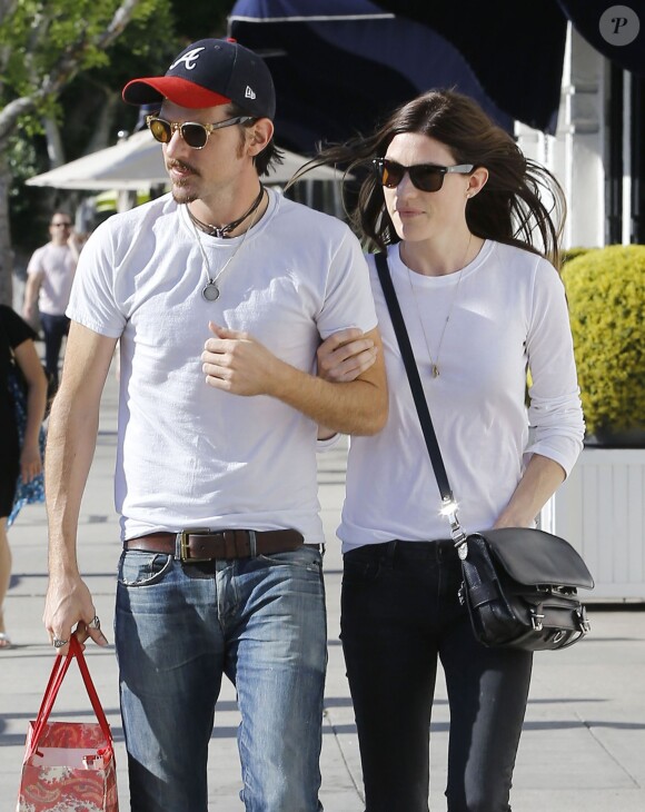 L'actrice Jennifer Carpenter se promène avec son fiancé Seth Avett dans les rues de West Hollywood, le samedi 8 août 2015.