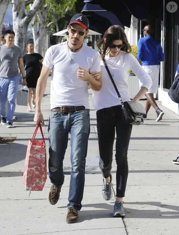 L'actrice Jennifer Carpenter se promène avec son fiancé, le musicien Seth Avett, dans les rues de West Hollywood, le samedi 8 août 2015.