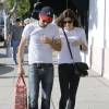 Jennifer Carpenter se promène avec son fiancé Seth Avett dans les rues de West Hollywood, le samedi 8 août 2015.