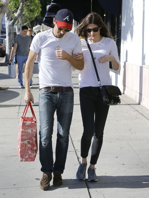 Jennifer Carpenter se promène avec son fiancé Seth Avett dans les rues de West Hollywood, le samedi 8 août 2015.