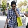 Rumer Willis fait du shopping, une attelle au pied, dans les rues de Beverly Hills, le 3 aout 2015 