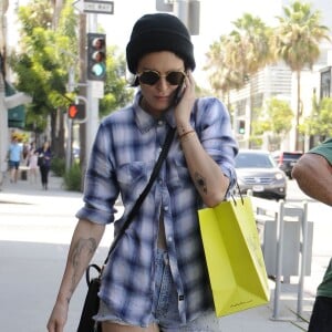 Rumer Willis fait du shopping, une attelle au pied, dans les rues de Beverly Hills, le 3 aout 2015 