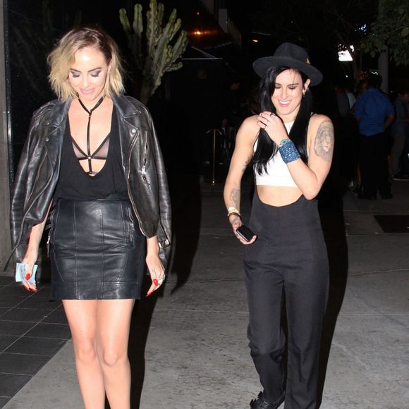 Rumer Willis, blessée au pied droit, sort au Bootsy Bellows à Los Angeles avec une amie le 23 juin 2015. 