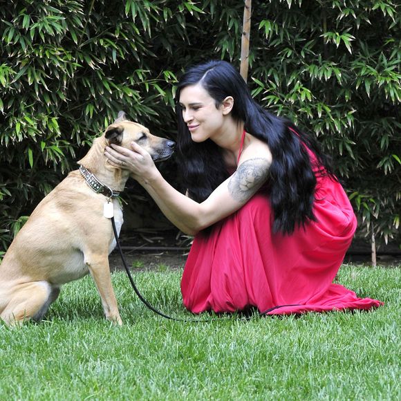 Rumer Willis et son chien dans un parc de Los Angeles, le 6 juillet 2015