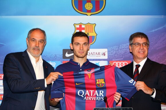 Thomas Vermaelen pose lors d'une conférence de presse après avoir signé un contrat de cinq ans avec le FC Barcelone, le 10 août 2014.
