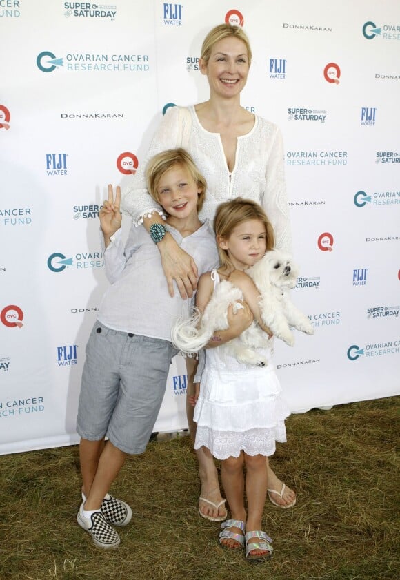Malgré la perte définitive de la garde de ses enfants, qu'elle a pour tout l'été en vacances, l'actrice Kelly Rutherford, son fils Hermes et sa fille Helena ont assisté à l'oeuvre caritative "Ovarian Cancer Research Fund's Super Saturday" à Water Mill. Le 25 juillet 2015 PLEASE HIDE CHILDREN'S FACE PRIOR TO THE PUBLICATION - 51808939 Actress Kelly Rutherford was in good spirits while attending the Ovarian Cancer Research Fund's Super Saturday NY at Nova's Ark Project with her two children on July 25, 2015 in Water Mill, New York. Kelly posed for playful photos with Hermes, 8, Helena, 6, despite her ongoing custody battle with ex-husband Daniel Giersch, which has lasted for more than six years. Kelly just took a blow to her custody case in California and has her children with her until the end of Summer, but the case is not looking good for her...26/07/2015 - Water Mill