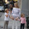 Kelly Rutherford, ses enfants Hermes et Helena et son nouveau compagnon Tony Brand font les boutiques à Soho, New York, le 13 juillet 2015