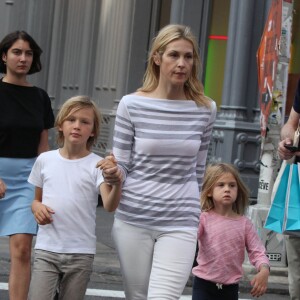 Kelly Rutherford, ses enfants Hermes et Helena et son nouveau compagnon Tony Brand font les boutiques à Soho, New York, le 13 juillet 2015