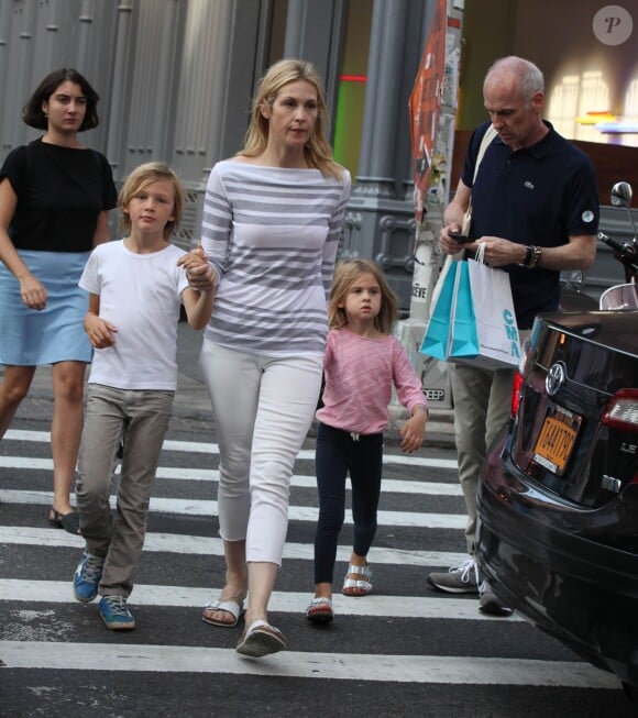 Kelly Rutherford, ses enfants Hermes et Helena et son nouveau compagnon Tony Brand font les boutiques à Soho, New York, le 13 juillet 2015