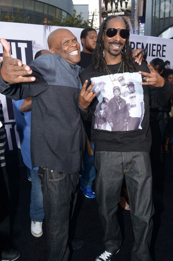 L'animateur radio Big Boi et Snoop Dogg assistent à l'avant-première du film "Straight Outta Compton" au Microsoft Theater. Los Angeles, le 10 août 2015.