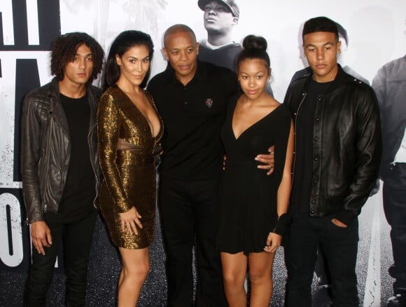 Dr. Dre, sa femme Nicole et leurs enfants assistent à l'avant-première du film "Straight Outta Compton" au Microsoft Theater. Los Angeles, le 10 août 2015.