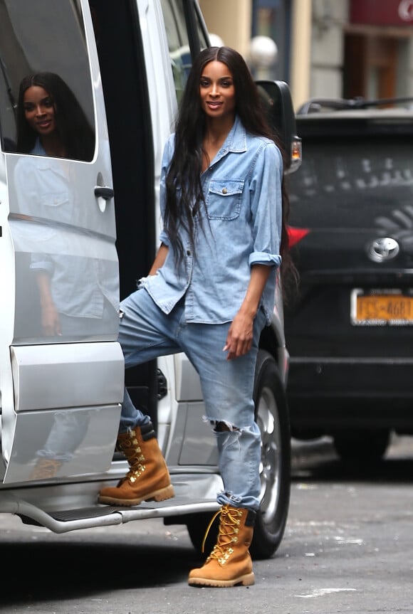 La chanteuse Ciara, en total look en jean, quitte son hôtel à New York. Le 5 mai 2015 