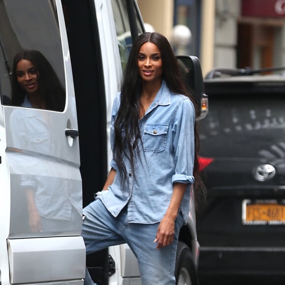 La chanteuse Ciara, en total look en jean, quitte son hôtel à New York. Le 5 mai 2015 