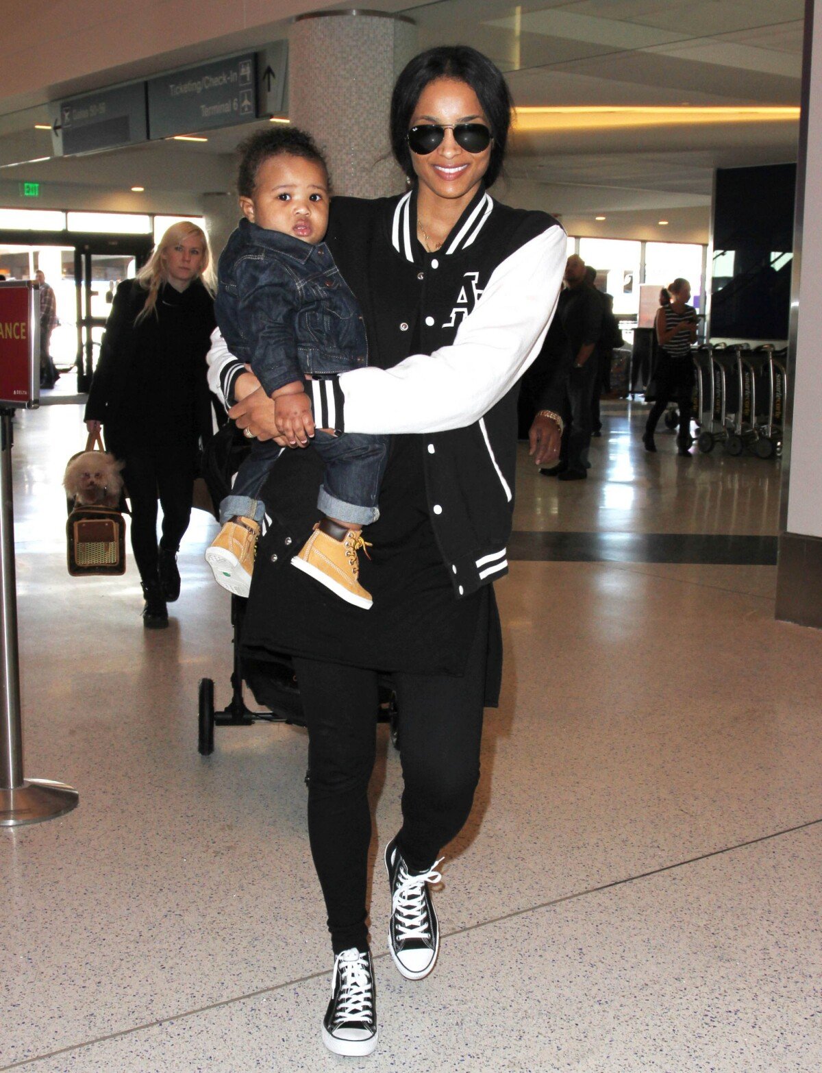 Photo : La chanteuse Ciara et son fils Future Wilburn à l'aéroport de ...