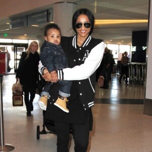 La chanteuse Ciara et son fils Future Wilburn à l'aéroport de Los Angeles  