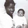 Photo d'enfance de Djibril Cissé dans les bras de sa maman Kady.
