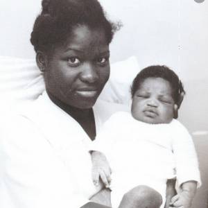 Photo d'enfance de Djibril Cissé dans les bras de sa maman Kady.