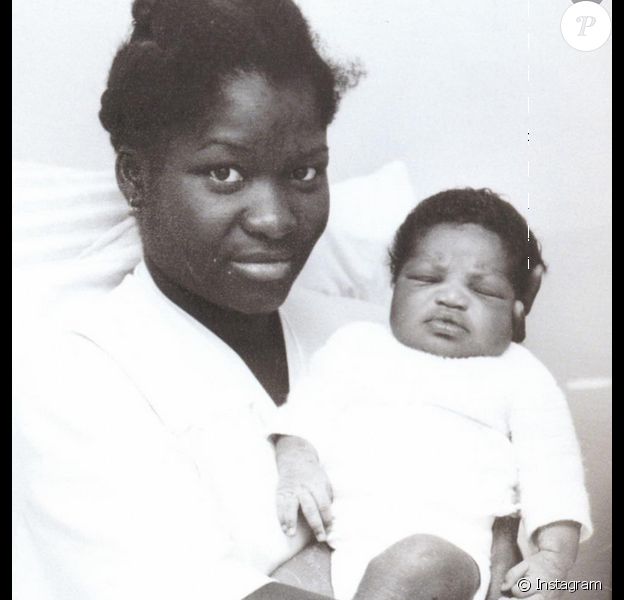 Photo d'enfance de Djibril Cissé dans les bras de sa maman Kady.
