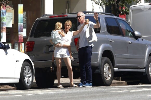 Exclusif - Kelly Rutherford se promène avec ses enfants Hermes et Helena et son compagnon Tony Brand dans les rues de New York, le 31 juillet 2015. 