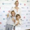 Malgré la perte définitive de la garde de ses enfants, qu'elle a pour tout l'été en vacances, l'actrice Kelly Rutherford, son fils Hermes et sa fille Helena ont assisté à l'oeuvre caritative "Ovarian Cancer Research Fund's Super Saturday" à Water Mill. Le 25 juillet 2015