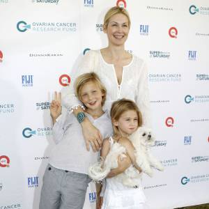 Malgré la perte définitive de la garde de ses enfants, qu'elle a pour tout l'été en vacances, l'actrice Kelly Rutherford, son fils Hermes et sa fille Helena ont assisté à l'oeuvre caritative "Ovarian Cancer Research Fund's Super Saturday" à Water Mill. Le 25 juillet 2015 