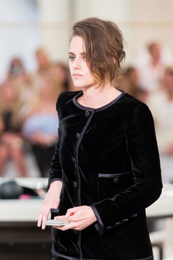 Kristen Stewart lors du défilé de mode "Chanel", collection Haute-Couture automne-hiver 2015/2016 au Grand Palais à Paris, le 7 juillet 2015. 