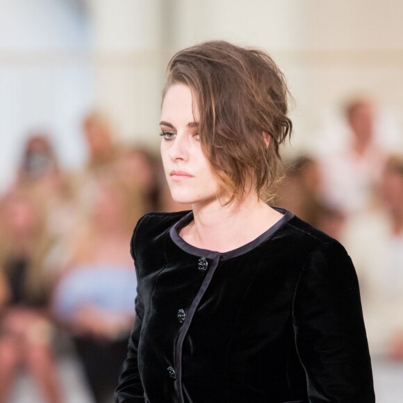 Kristen Stewart lors du défilé de mode "Chanel", collection Haute-Couture automne-hiver 2015/2016 au Grand Palais à Paris, le 7 juillet 2015. 