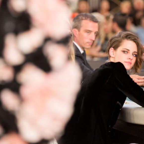 Kristen Stewart lors du défilé de mode "Chanel", collection Haute-Couture automne-hiver 2015/2016 au Grand Palais à Paris, le 7 juillet 2015. 