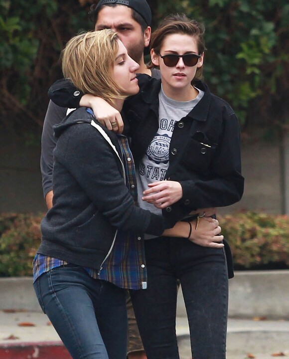 Kristen Stewart et sa compagne Alicia Cargile sont allées déjeuner avec un ami à Los Angeles, le 25 mai 2015