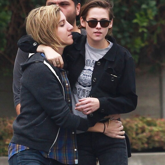 Kristen Stewart et sa compagne Alicia Cargile sont allées déjeuner avec un ami à Los Angeles, le 25 mai 2015