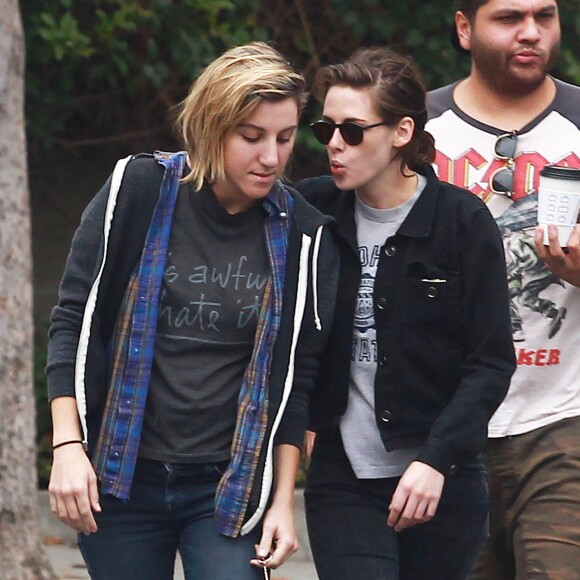 Kristen Stewart et sa compagne Alicia Cargile sont allées déjeuner avec un ami à Los Angeles, le 25 mai 2015
