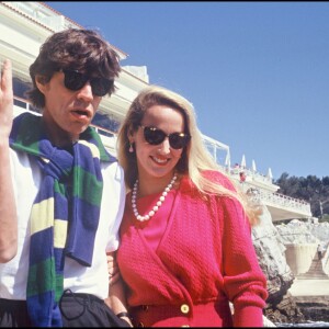 Venus en France pour le festival de Cannes, Jerry Hall s'affiche tout sourire avec son mari Mick Jagger, en mai 1991 à Cannes