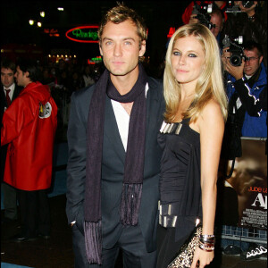 Jude Law et Sienna Miller arrivent à la première du film " Alfie held at the empire ", le 15 novembre 2004 à Londres