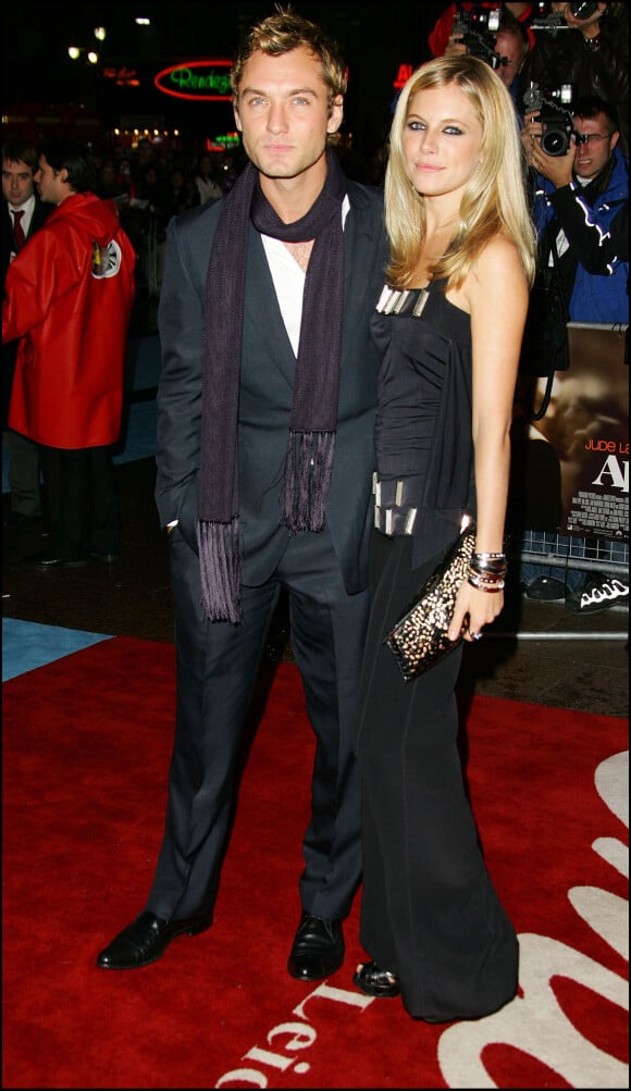 Jude Law et Sienna Miller arrivent à la première du film " Alfie held at the empire ", le 15 novembre 2004 à Londres