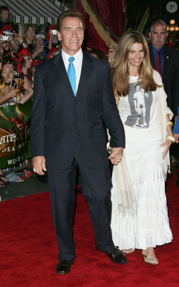 Arnold Schwarzenegger et sa femme Maria Shriver, à la première du film Pirates des Caraibes : le secret du coffre maudit, le 24 juin 2006 à Anaheim