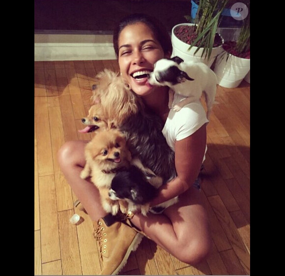 Ayem Nour : Moment de bonheur avec ses petits chiens !