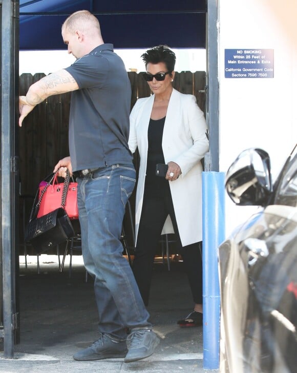 Kris Jenner - Kris Jenner et sa fille Kourtney Kardashian se promènent dans les rues de Los Angeles, le 28 juillet 2015