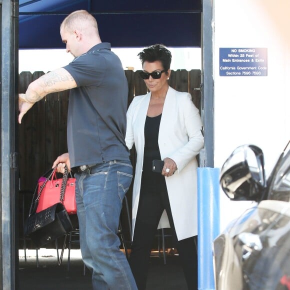 Kris Jenner - Kris Jenner et sa fille Kourtney Kardashian se promènent dans les rues de Los Angeles, le 28 juillet 2015